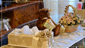 ヴィオレッタ ガラスキャビネット アンティークホワイト 3段 ヴィオレッタ ガラスキャビネット アンティークホワイト 3段