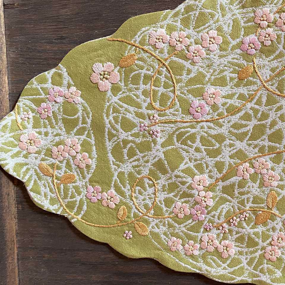 テーブルセンター 手刺繍 小花刺繍 敷物 ファブリック インテリア雑貨 画像2